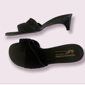 Donald J Pliner black Verda toe loop sandal Size 8